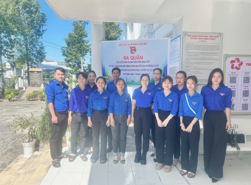 Thanh niên xã Hòa Hiệp ra quân hỗ trợ vận hành mô hình chính quyền địa phương 2 cấp