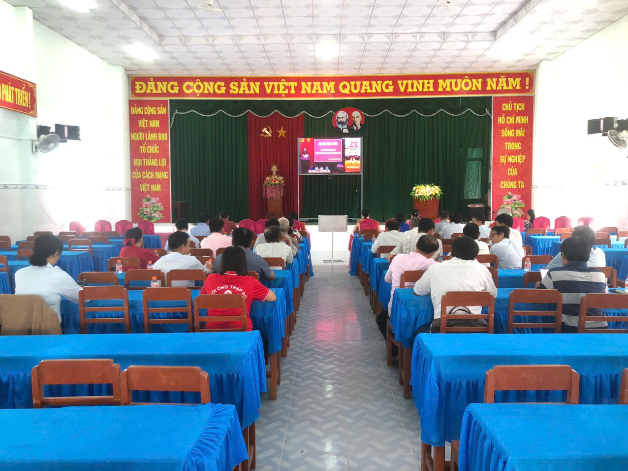 Đại biểu Quốc hội tiếp xúc cử tri các xã trong tỉnh Vĩnh Long