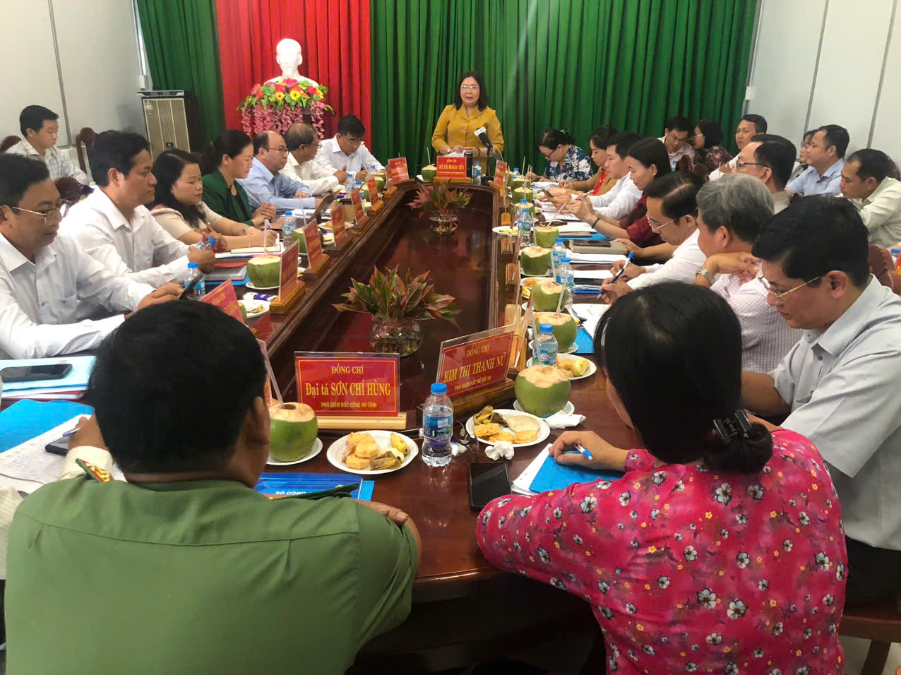 ỦY VIÊN BAN CHẤP HÀNH  TRUNG ƯƠNG ĐẢNG,
PHÓ BÍ THƯ THƯỜNG TRỰC TỈNH ỦY VĨNH LONG
HỒ THỊ HOÀNG  YẾN, LÀM VIỆC VỚI
BAN THƯỜNG VỤ ĐẢNG ỦY XÃ HÒA HIỆP
